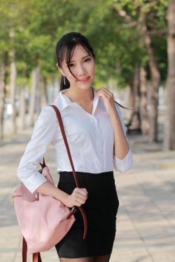 丰满人妻的精油按摩做爰